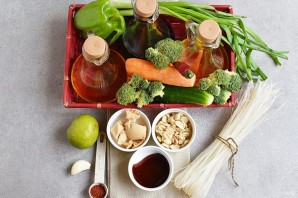 Салат с рисовой лапшой и овощами