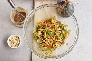 Салат с рисовой лапшой и овощами