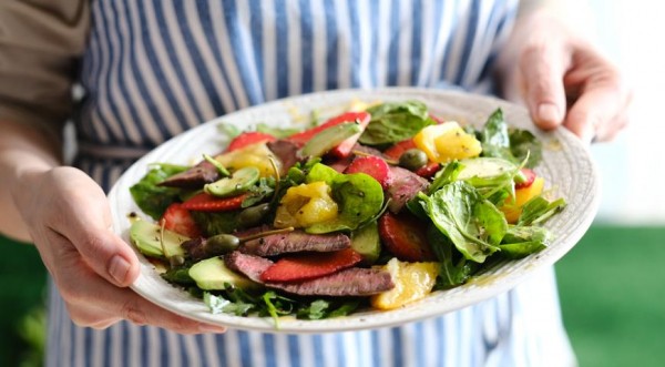 Салат со стейком, авокадо, клубникой и соленым лимоном, пошаговый рецепт с фото