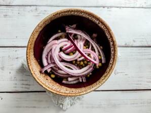 Селедка с зеленым горошком и луком Селедка с зеленым горошком и луком