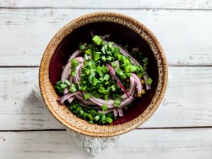 Селедка с зеленым горошком и луком Селедка с зеленым горошком и луком