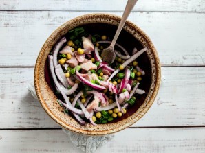 Селедка с зеленым горошком и луком Селедка с зеленым горошком и луком