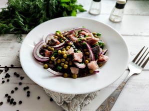 Селедка с зеленым горошком и луком Селедка с зеленым горошком и луком