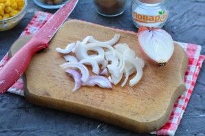 Слоеный салат с курицей и сухариками