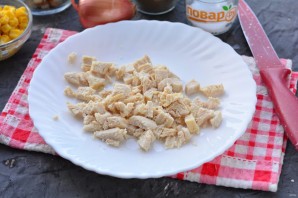 Слоеный салат с курицей и сухариками