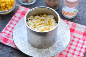 Слоеный салат с курицей и сухариками