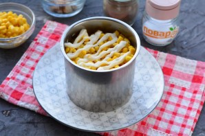 Слоеный салат с курицей и сухариками