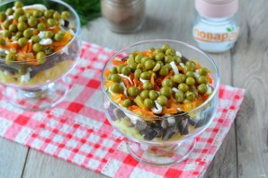 Слоеный салат с сердцем