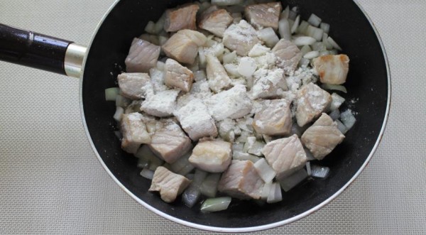 Свинина в сметанном соусе, пошаговый рецепт с фото Свинина в сметанном соусе, пошаговый рецепт с фото