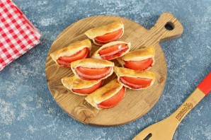 "Ушки" с колбасой и помидорами