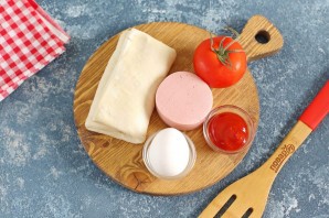 "Ушки" с колбасой и помидорами