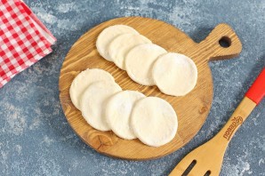 "Ушки" с колбасой и помидорами