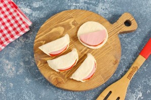 "Ушки" с колбасой и помидорами