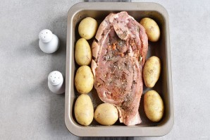 Запеченная свиная лопатка