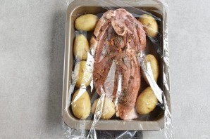 Запеченная свиная лопатка