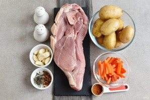 Запеченная свиная лопатка