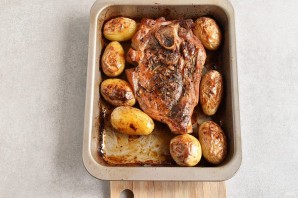 Запеченная свиная лопатка