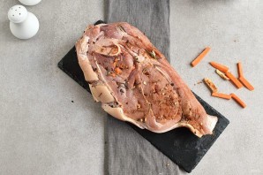 Запеченная свиная лопатка