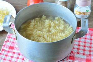 Запеканка из макарон с помидорами и сыром