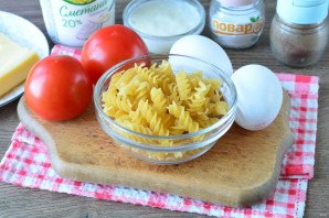 Запеканка из макарон с помидорами и сыром