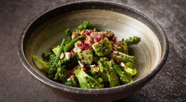 Зеленый салат с брокколи, киноа, орешками и маринованной моцареллой, пошаговый рецепт с фото