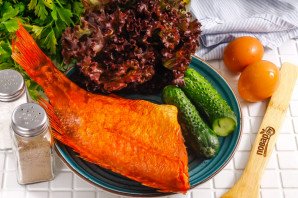 Cалат с окунем горячего копчения