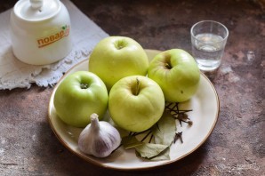 Яблоки с чесноком на зиму