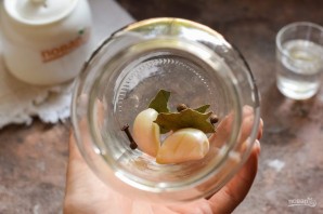 Яблоки с чесноком на зиму