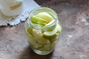 Яблоки с чесноком на зиму