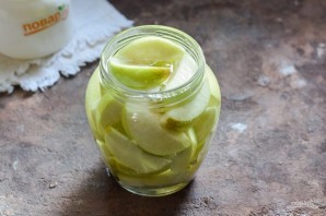 Яблоки с чесноком на зиму