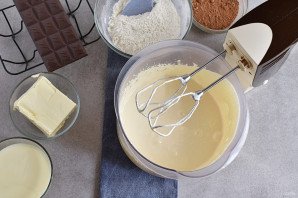 Клубничный торт с шоколадным кремом и глазурью