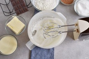 Клубничный торт с шоколадным кремом и глазурью