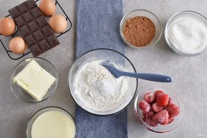 Клубничный торт с шоколадным кремом и глазурью