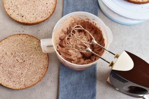 Клубничный торт с шоколадным кремом и глазурью