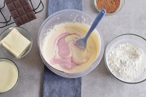 Клубничный торт с шоколадным кремом и глазурью