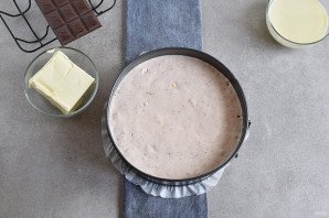 Клубничный торт с шоколадным кремом и глазурью