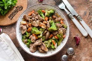 Куриная печень с брокколи