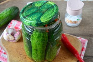 Малосольные огурцы с перцем чили