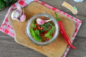 Малосольные огурцы с перцем чили