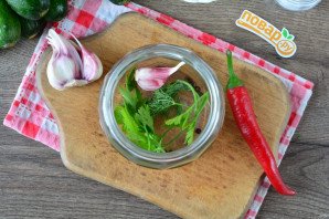 Малосольные огурцы с перцем чили