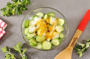 Малосольные огурцы в микроволновке