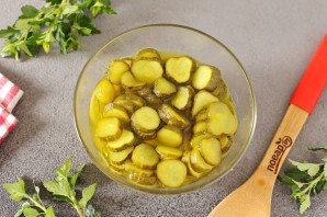 Малосольные огурцы в микроволновке