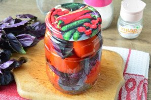 Малосольные помидоры с базиликом