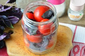 Малосольные помидоры с базиликом
