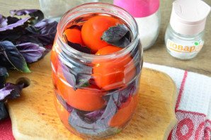 Малосольные помидоры с базиликом