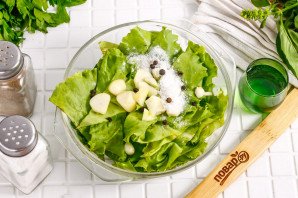 Маринованные листья салата с чесноком и уксусом