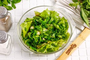 Маринованные листья салата с чесноком и уксусом