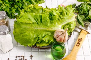 Маринованные листья салата с чесноком и уксусом