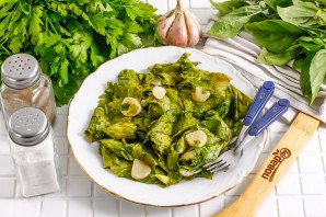 Маринованные листья салата с чесноком и уксусом