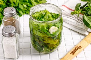 Маринованные листья салата с чесноком и уксусом